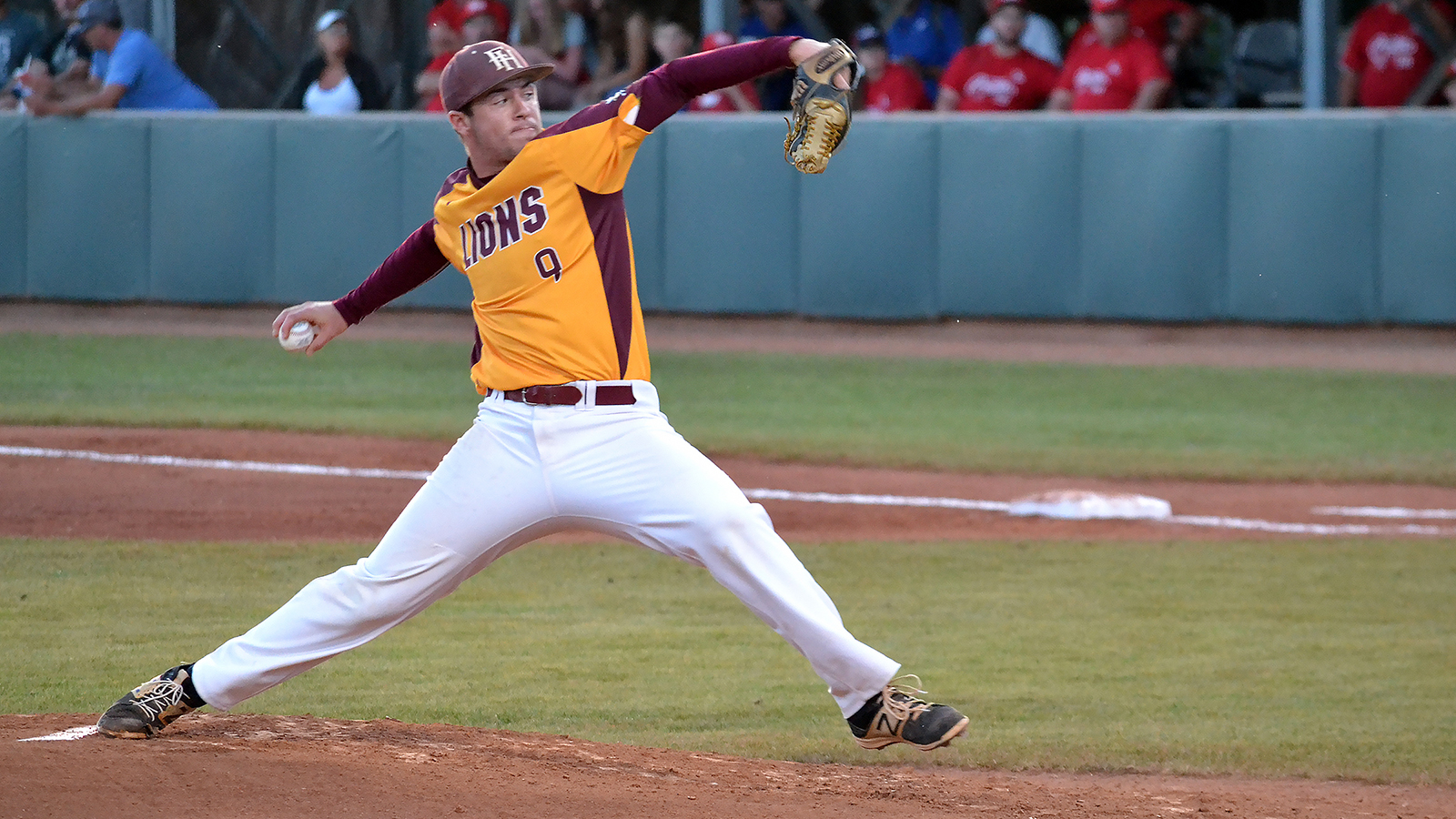 Freed-Hardeman Outduels Lewis-Clark State, 5-4